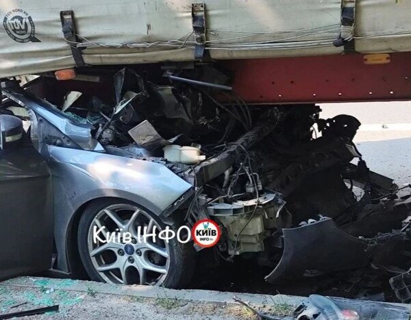 На місці події у столиці легковий автомобіль врізався у вантажний транспорт, керманич перебуває у відділенні інтенсивної терапії (знімки)