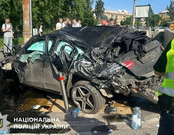 **Поліція: Водій, відповідальний за загибель у ДТП, під охороною** **Альтернативний варіант:** **Під конвоєм: Керманич, що спричинив трагічну аварію, під наглядом правоохоронців**