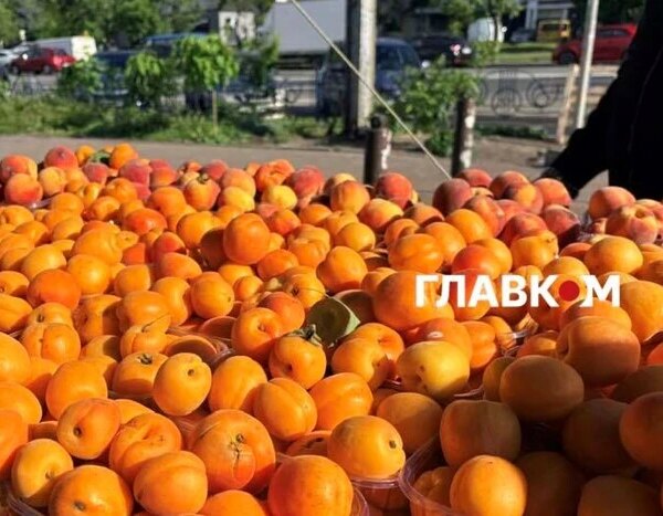 Дешевше за полуницю: ціни на ранні персики та абрикоси в Києві