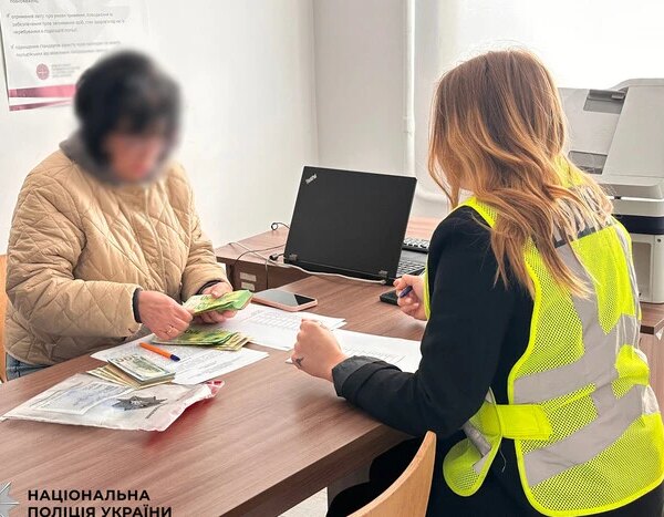 Правоохоронці повернули більше мільйона гривень мешканкам Києва, які втратили кошти через шахраїв, що видавали себе за представників СБУ.