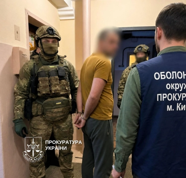 Київ: Затримали продавця зброї з поштоматів