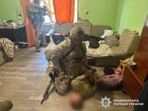 Затримання чоловіка, який погрожував, фото: Національна поліція України Затримання чоловіка, який погрожував, фото: Національна поліція України