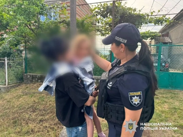 Жінці та дитині нічого не загрожує, фото: Національна поліція України Жінці та дитині нічого не загрожує, фото: Національна поліція України