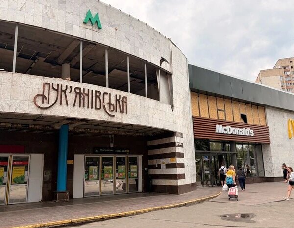 Станція метро “Лук’янівська” знову працює, триває усунення наслідків нападу поблизу.