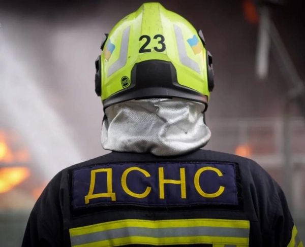 Київщина: рятувальники загасили пожежу після атаки РФ