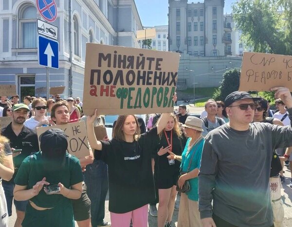 «Поверніть Федорова»: протести молоді в Києві проти звільнення міністра