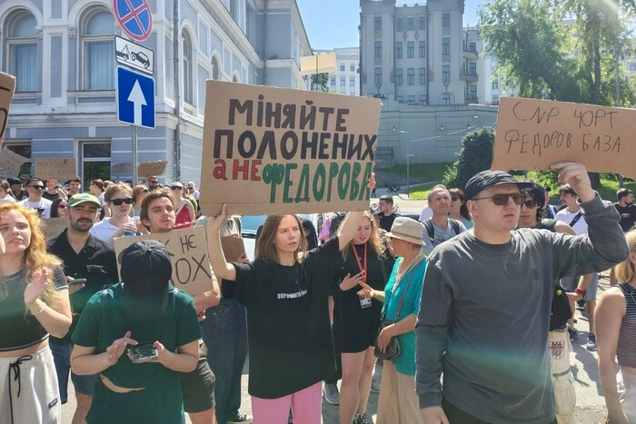 «Поверніть Федорова»: у Києві молодь мітингує проти відставки міністра