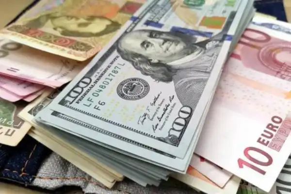 Курс валют на початку тижня: скільки коштують долар та євро