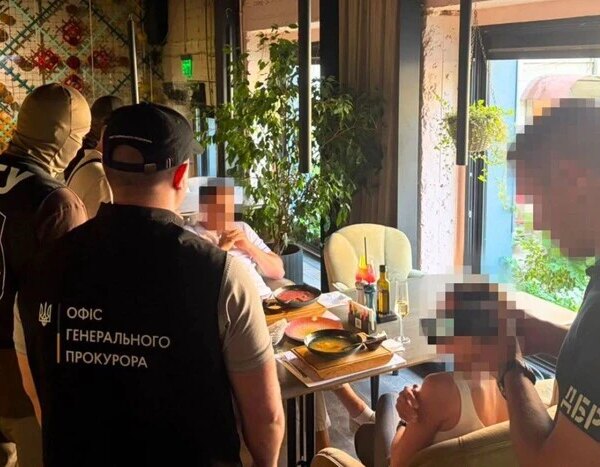 Затримати юриста, який пообіцяв “вирішити” питання в суді за 14 тисяч доларів, у Києві.