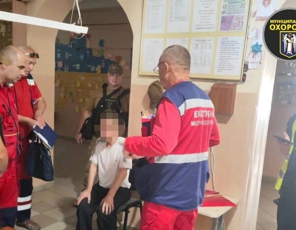 Затримати чоловіка з ножем у навчальному закладі Києва: подробиці події
