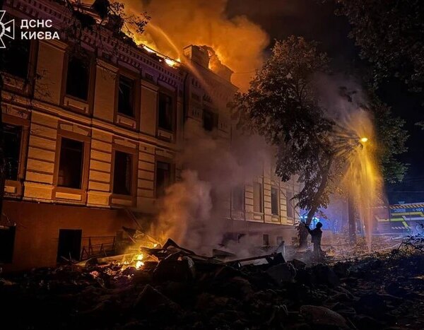 Російські сили завдали руйнувань відомому кінотеатру, історичній будівлі та студентському гуртожитку в Києві.
