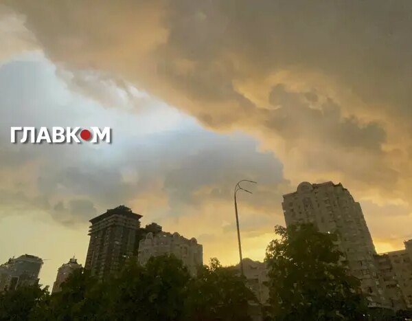 Хуртовина завдала шкоди столиці: світлини, кадри