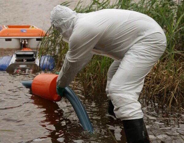 Загибель риби, птахів і комах. Рятувальники в Києві очищають водойму, куди після нападу росіян потрапило пальне.
