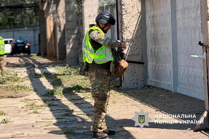 Уламки ракети з невибухнулими суббоєприпасами виявлено в одному з районів Києва (фото)