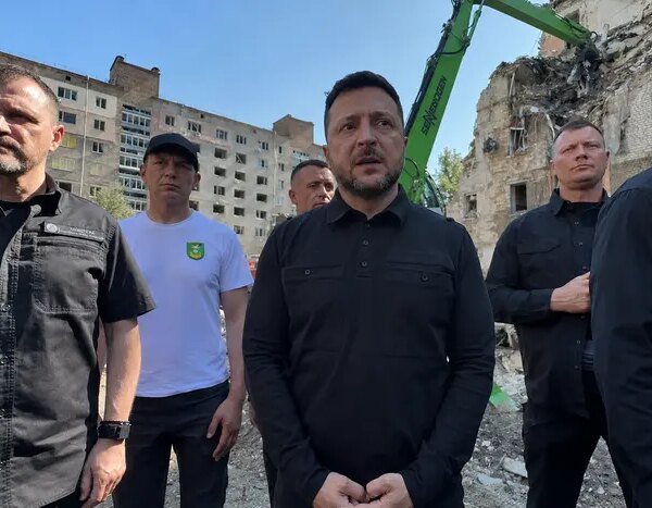 Зеленський відвідав зону обстрілу житлових будинків у Києві (відео)