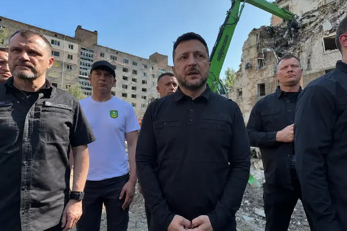 Зеленський оглянув місце удару по житлових будинках у столиці (відео)