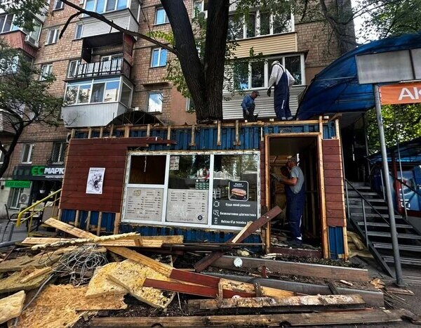 У столиці прибрали кіоск, у центрі якого височіло велике дерево (фото)