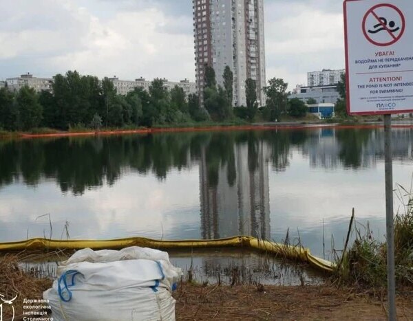 Київ, 2 липня: Забруднення нафтою озера Кирилівське після атаки, зафіксоване екологами