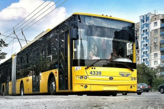 Зміни в маршрутах деяких столичних автобусів та одного тролейбуса 4-5 липня: детальний…