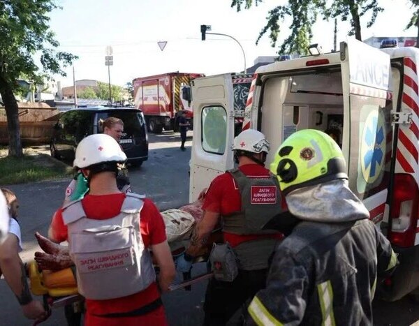 Обстріл Києва: влучання ворога в підстанцію швидкої допомоги, шестеро працівників зазнали поранень