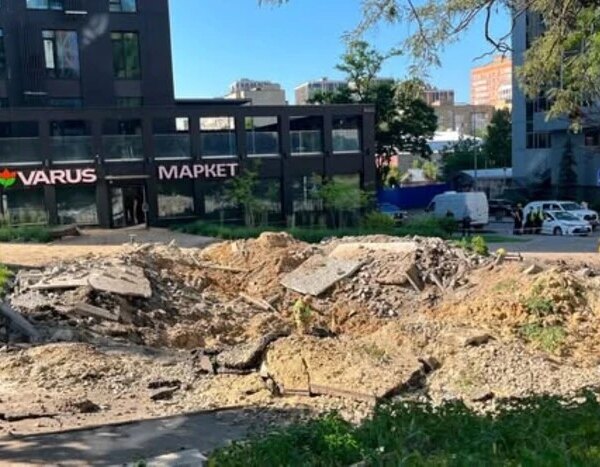 Влучання в центр міста: вибух ракети на Печерську спричинив появу кратера (фото)