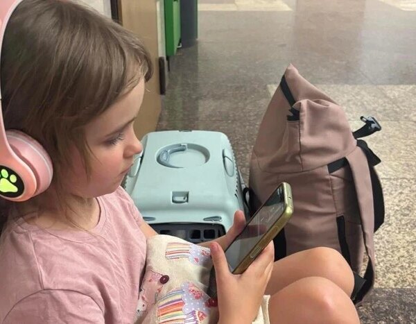 Дівчинка з Києва, якій виповнилося сім років, святкувала свій день народження у метрополітені під час повітряної тривоги в столиці (з відео)