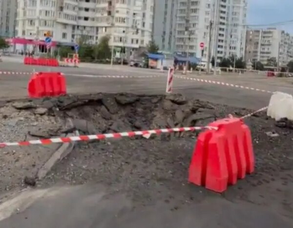 Велетенська вирва на дорозі: наслідки російського удару в Дарницькому районі