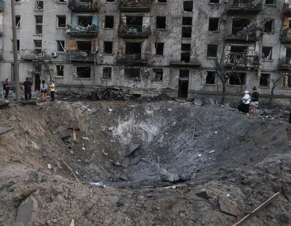 Атака на столицю: ракета залишила вирву неподалік житлового будинку в Дарницькому районі (відео)