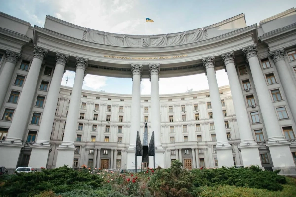 Сталевий Фенікс біля МЗС: кияни спостерігають за мистецтвом