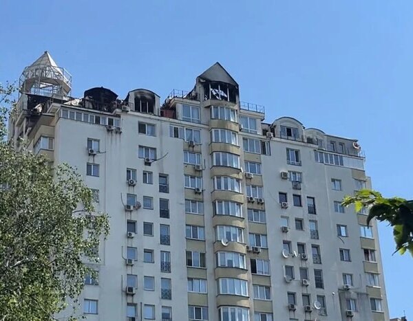 У Голосіївському районі внаслідок атаки РФ спалахнули три поверхи будівлі.