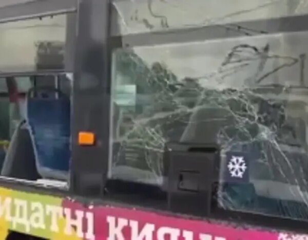 Транспорт Києва зазнав коректив через російський напад.