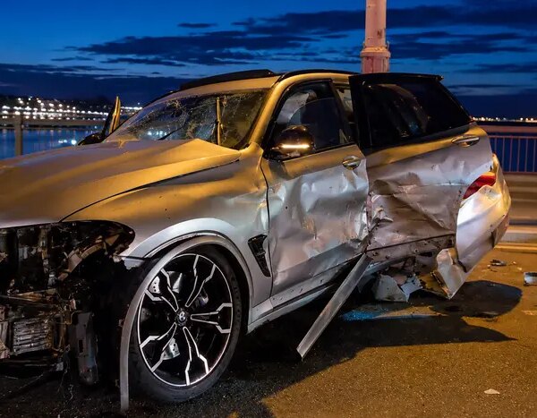 У Києві, на мосту Патона, автомобіль BMW зіткнувся з тролейбусом, є травмовані.