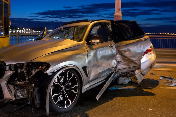 На мосту Патона в Києві BMW зіткнувся з тролейбусом, є постраждалі